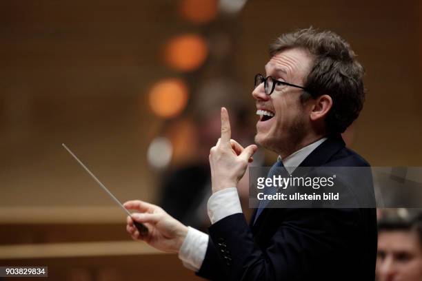 Daniel Harding leitet das Mahler Chamber Orchestra in Begleitung des Chor der MCO Academy, Einstudierung: Alexander Eberle, der MCO Academy sowie der...