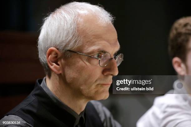 Winfried Bönig und Elvira Bill gastieren in Begleitung des Vokalensemble Kölner Dom unter der Leitung von Eberhard Metternich beim Requiem nach...