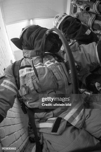 Feuerwehrleute der Atemschutznotfall-Trainierten-Staffel der Feuerwache 1300 in Berlin-Prenzlauer trainieren auf der Wache für den Ernstfall. Geübt...