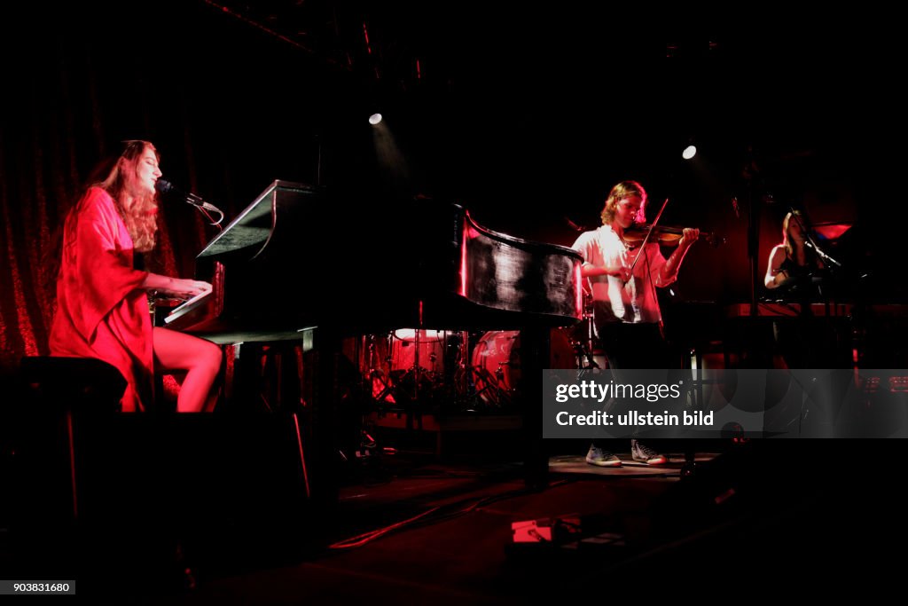 Englische Popsängerin Jasmine van den Bogaerde alias Birdy gastiert auf ihrer "Beautiful Lies"-Tour in der Live Music Hall Köln