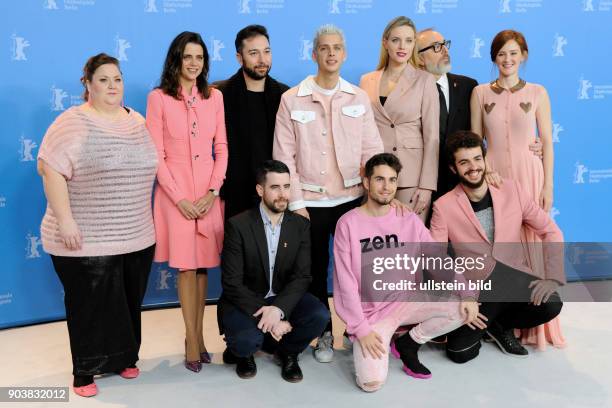 Schauspielerinnen Ana Polvorosa und Macarena Gomez, Regisseur Eduardo Casanova und Produzent Alex de la Iglesia während des Photo Calls zum Film...