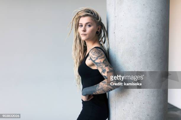 portrait de femmes jeunes tatouées et percées avec des dreadlocks blonds - tatouage femme photos et images de collection