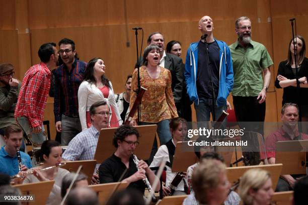 Thomas Neuhoff leitet das Gürzenich Orchester Köln in Begleitung des amerikanischen Baritons Jubilant Sykes , des Tenor Ronald Samm und Konstantin...