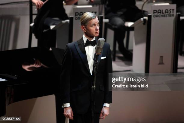 Max Raabe gastiert mit seinem Palast Orchester auf seiner "Eine Nacht in Berlin"-Tournee Philharmonie Köln