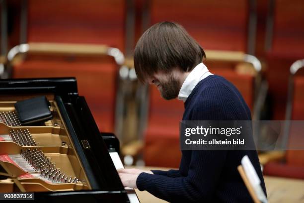 Daniil Trifonov gastiert in Begleitung der Münchner Philharmoniker unter der Leitung des russische Dirigent Valery Gergiev am 19. Februar 2017 in der...