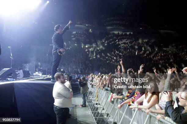 Mumford and Sons "Wilder Mind"-Tour Mumford and Sons sind Marcus Mumford , "Country" Winston Marshall , Ben Lovett und Ted Dwane im ISS-Dome...