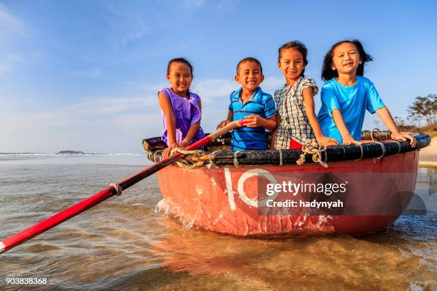 ベトナムの子供たちのグループは、ビーチ、ベトナムで楽しい時を過す - vietnamese culture ストックフォトと画像