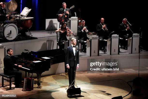 Max Raabe gastiert mit seinem Palast Orchester auf seiner "Eine Nacht in Berlin"-Tournee Philharmonie Köln