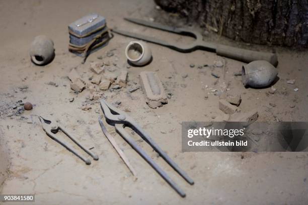 Archäologische Park in Xanten Das Bild zeigt: Drei Handwerkerhäuser mit Wänden aus gestampftem Lehm zeigen, wie ein Großteil der römischen...