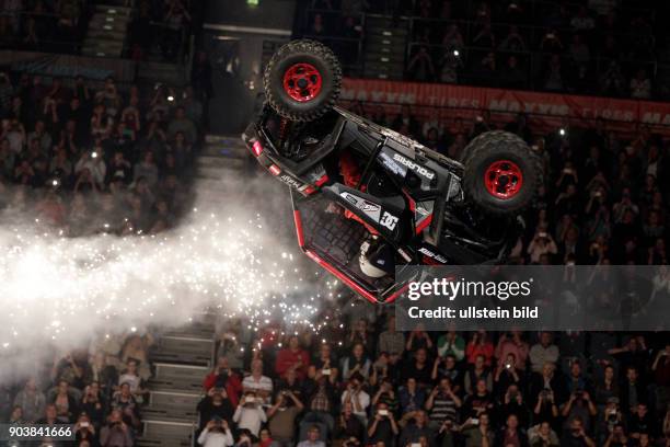 Night of the Jumps Die besten Freestyle Motocrosser der Welt jagen unter dem Dach der Lanxessarena nach Punkten in drei 3 Disziplinen: ß Freestyle, ß...