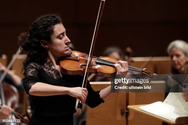 Chouchane Siranossian gastiert in Begleitung des Anima Eterna Brugge unter der Leitung des belgischen Dirigenten Jos Van Immerseel Philharmonie Köln