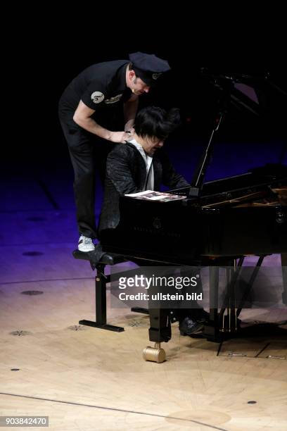 Igudesman & Joo Aleksey Igudesman und der englisch-koreanische Pianist Hyung-ki Joo gastieren mit ihrer Show ?And Now Mozart?Philharmonie Köln