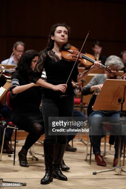 Chouchane Siranossian gastiert in Begleitung des Anima Eterna Brugge unter der Leitung des belgischen Dirigenten Jos Van Immerseel Philharmonie Köln