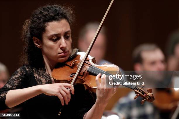 Chouchane Siranossian gastiert in Begleitung des Anima Eterna Brugge unter der Leitung des belgischen Dirigenten Jos Van Immerseel Philharmonie Köln