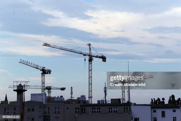 Baukräne ragen in den Berliner Himmel