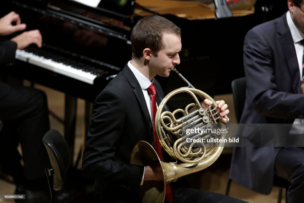 Eric Le Sage (Klavier) gastiert in Begleitung von Alec Frank-Gemmill (Horn), Christian Poltéra (Violoncello) und Sebastian Klinger (Violoncello) und Kit Armstrong (Klavier) in der Philharmonie Köln