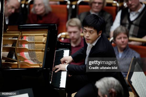 Sunwook Kim gastiert in Begleitund des Gürzenich-Orchester Köln unter der Leitung des deutsche Dirigenten Michael Sanderling Philharmonie Köln