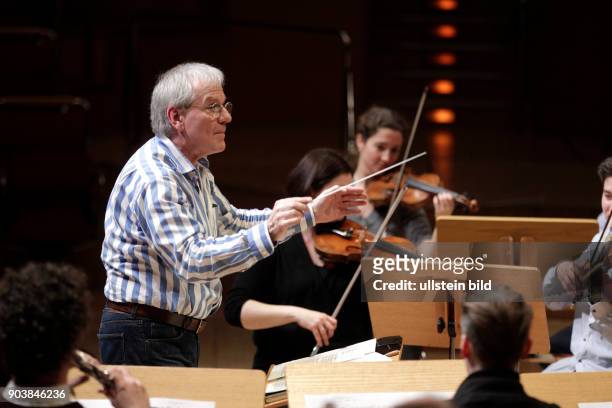 Reinhard Goebel leitet das Kölner Kammerorchester in Begleitung der Solisten des Kölner Kammerorchesters Zuzana Schmitz-Kulanova und dem britischen...