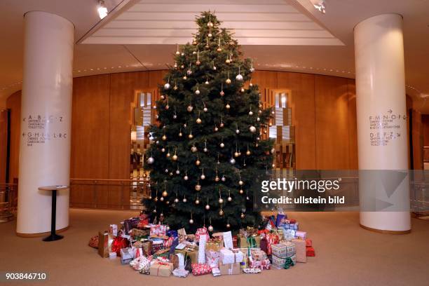 Weihnachtsgeschenke für Kölner Obdachlose unter dem Weihnachtsbaum im Foyer der Kölner PhilharmoniePhilharmonie Köln