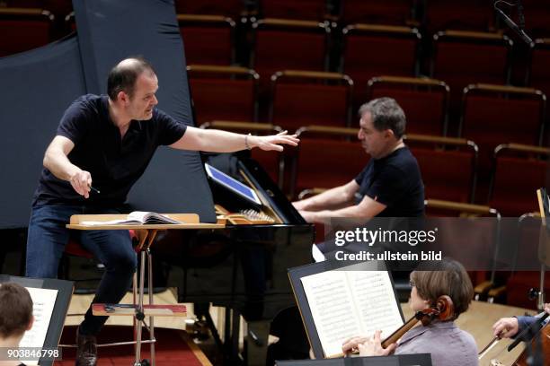 François-Xavier Roth leitet das Gürzenich-Orchester Köln in Begleitung des französischen Pianisten Jean-François Heisser Philharmonie Köln