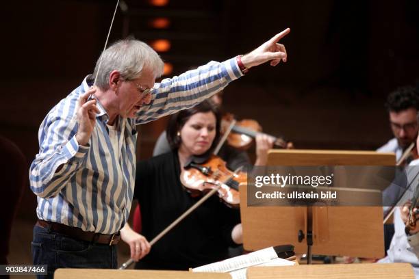 Reinhard Goebel leitet das Kölner Kammerorchester in Begleitung der Solisten des Kölner Kammerorchesters Zuzana Schmitz-Kulanova und dem britischen...