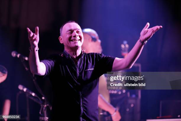 Signing Off"-Tour UB40 besteht aus: Duncan Campbell , Robin Campbell , Norman Lamount Hassan , Earl Falconer , James ?Jim? Brown , Brian Travers ,...