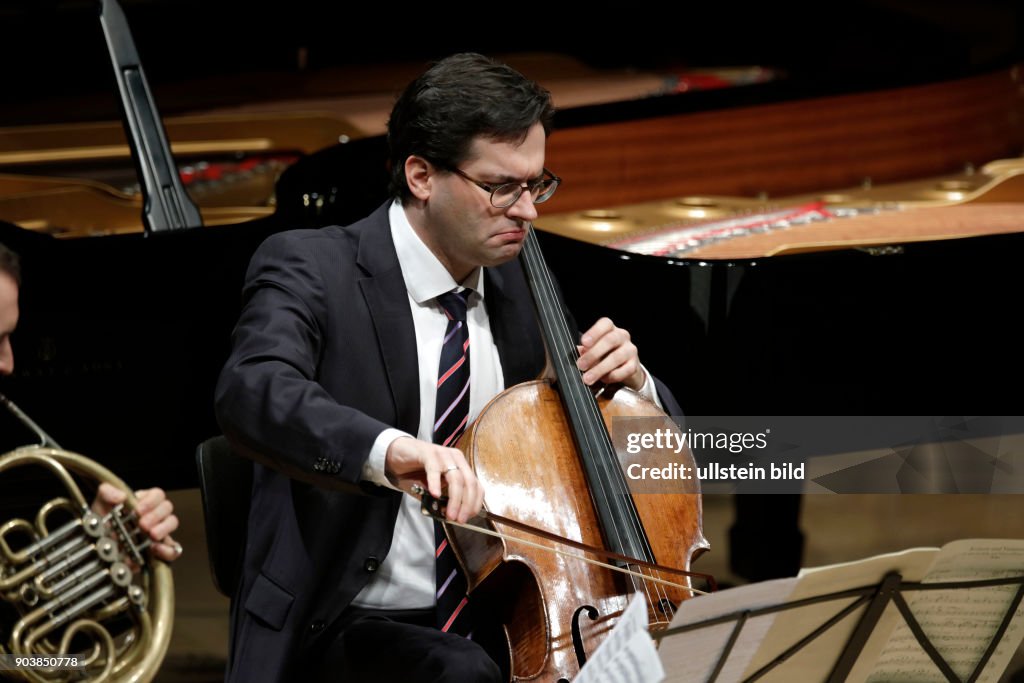 Eric Le Sage (Klavier) gastiert in Begleitung von Alec Frank-Gemmill (Horn), Christian Poltéra (Violoncello) und Sebastian Klinger (Violoncello) und Kit Armstrong (Klavier) in der Philharmonie Köln