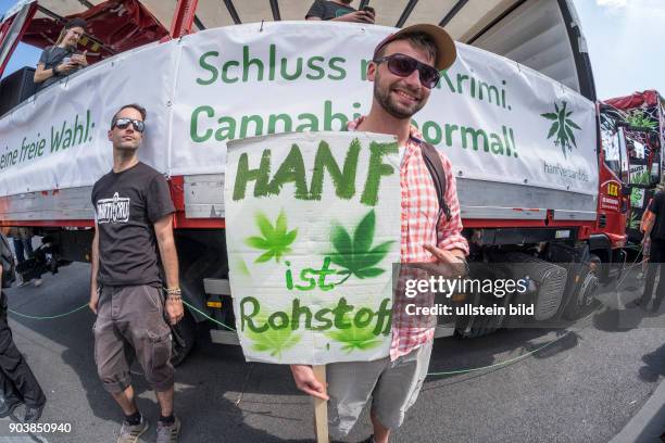 Demonstranten fordern mit der 20. Hanfparade in Berlin die Legalisierung von Cannabis