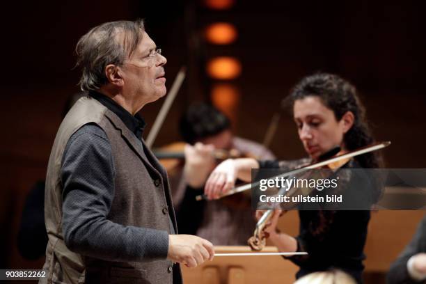 Chouchane Siranossian gastiert in Begleitung des Anima Eterna Brugge unter der Leitung des belgischen Dirigenten Jos Van Immerseel Philharmonie Köln