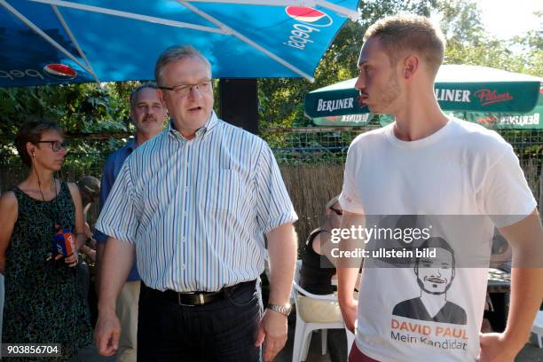 Spitzenkandidat Frank Henkel und Kandidat David Paul auf dem Kiezfest des CDU-Ortsverbands Greifswalder Straße in Berlin-Prenzlauer Berg