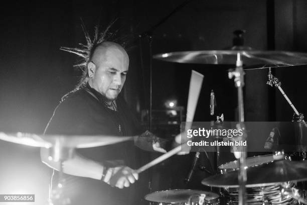 Schlagzeuger Robert Sullen während eines Auftritts auf dem 25. Wave-Gotik-Treffens in Leipzig