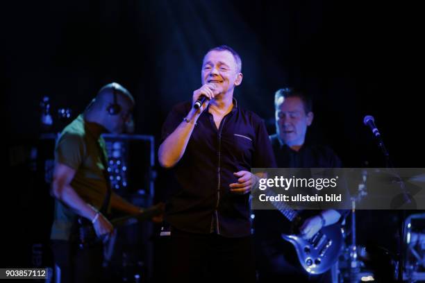 Signing Off"-Tour UB40 besteht aus: Duncan Campbell , Robin Campbell , Norman Lamount Hassan , Earl Falconer , James ?Jim? Brown , Brian Travers ,...