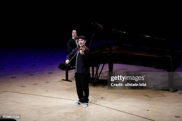 Igudesman & Joo Aleksey Igudesman und der englisch-koreanische Pianist Hyung-ki Joo gastieren mit ihrer Show ?And Now Mozart?Philharmonie Köln