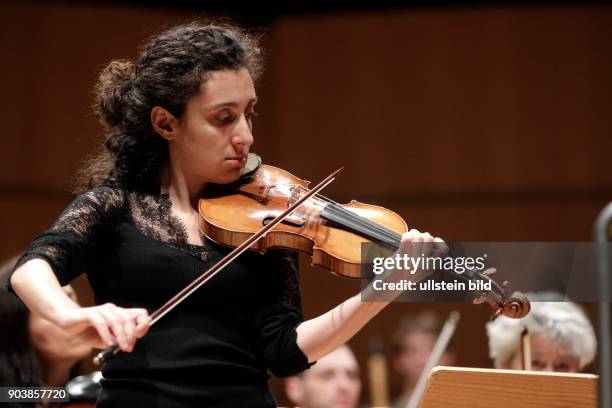 Chouchane Siranossian gastiert in Begleitung des Anima Eterna Brugge unter der Leitung des belgischen Dirigenten Jos Van Immerseel Philharmonie Köln