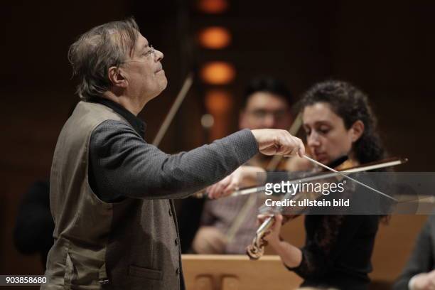 Chouchane Siranossian gastiert in Begleitung des Anima Eterna Brugge unter der Leitung des belgischen Dirigenten Jos Van Immerseel Philharmonie Köln