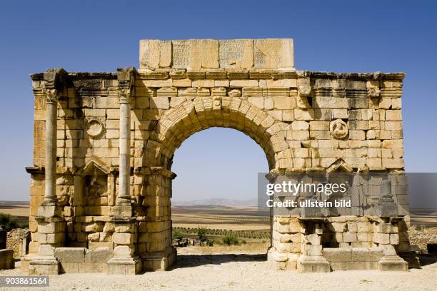 Nordafrika, MAR, Marokko, Volubilis. Eingebettet in eine weite, huegelige Landschaft, erstrecken sich die Ruinen des antiken Volubilis am Fuss des...