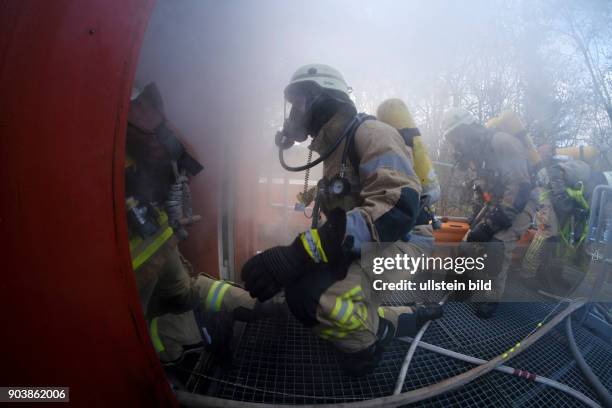 Feuerwehrleute der Atemschutznotfall-Trainierten-Staffel beim Betreten der bis auf Nullsicht vernebelten Such- und Rettungsarena der Berliner...