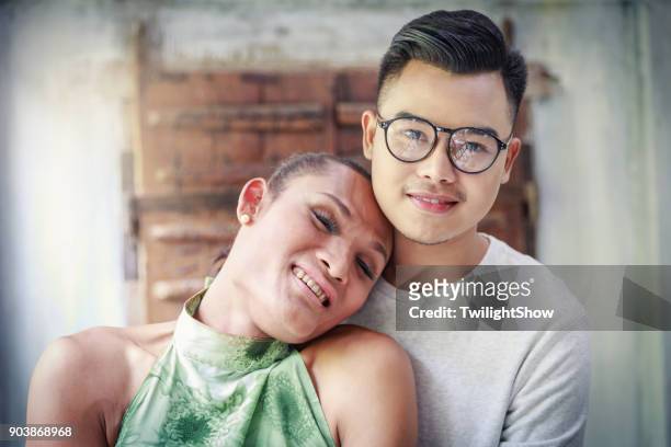 gay love paar - kathoey stockfoto's en -beelden