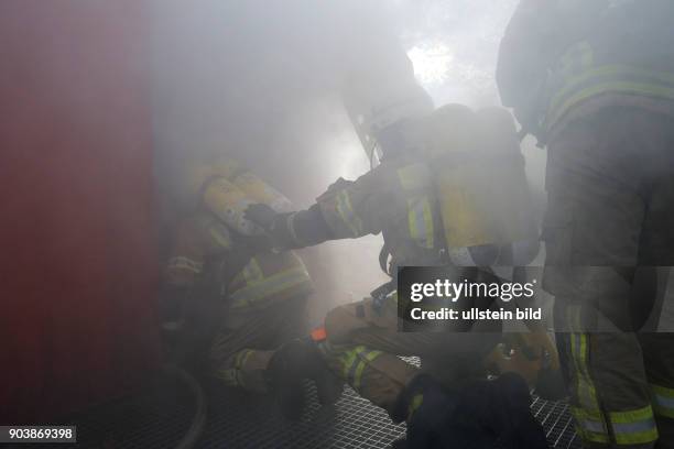 Feuerwehrleute der Atemschutznotfall-Trainierten-Staffel beim Betreten der bis auf Nullsicht vernebelten Such- und Rettungsarena der Berliner...