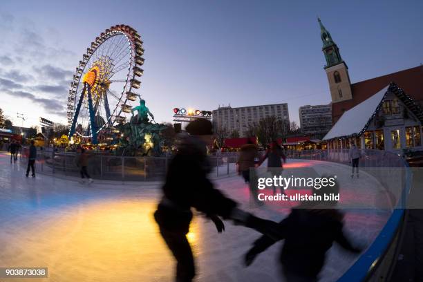 Riesenrad und Eislaufbahn auf dem Weihnachtsmarkt am Berliner Alexanderplatz