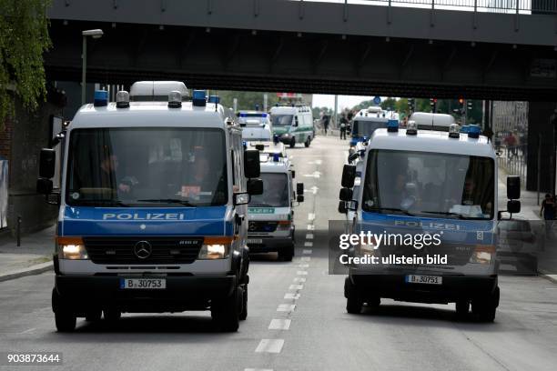 Mannschaftswagen der Berliner Polizei am Rande einer Demonstration im Berliner Regierungsviertel