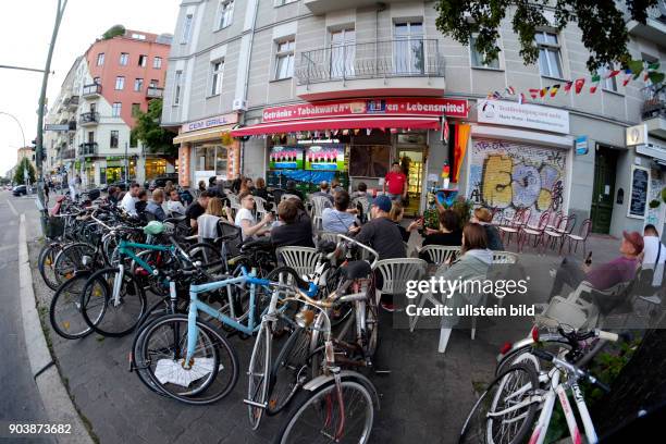 Fußballfans verfolgen das Eröffnungsspiel Frankreich gegen Rumänien anlässlich der Fußball-Europameisterschaft 2016 im Freisitz einer Bar in der...