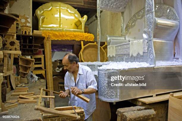 Nordafrika, MAR, Marokko, Marrakesch.. In den Souks im Gassengewirr der Medina werden alle handwerklichen Produkte und Lebensmittel Marokkos...