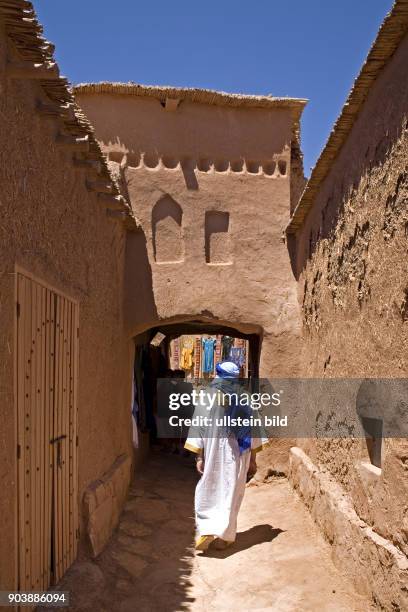 Nordafrika, MAR, Marokko, Aït-Ben-Haddou. Der Ksar mit seinen maechtigen Stampflehmhaeusern und stolzen Kasbahs ist bei Filmemachern und Touristen...