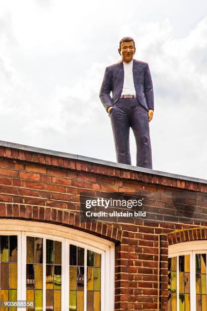 Alltagsmenschen, Deutschland, Rees, Niederrhein, Skulpturen von Bildhauerin Christel Lechner, integriert ins Stadtbild Rees, an praegnanten...