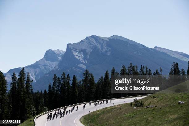 road fahrrad rennen - cycling team stock-fotos und bilder