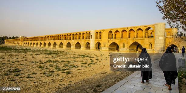 Si-o-se Pol Bruecke, 33-Bogen-Bruecke, Isfahan, Esfahan, Iran, IRN, Islamische Republik Iran, Gottesstaat, Persien, Vorderasien, Schiiten, Islam,...