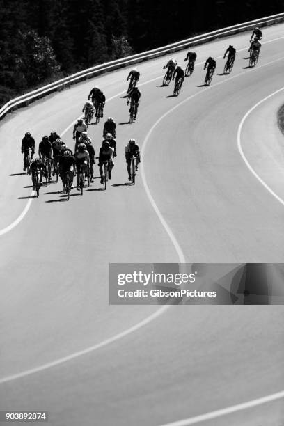 road bicycle racers - pelotão atividade desportiva imagens e fotografias de stock