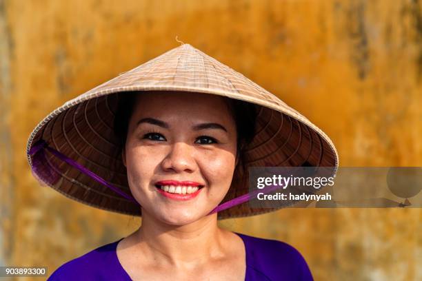 portret van jonge vietnamese vrouw, oude stad in een stad, vietnam hoi - asian style conical hat stockfoto's en -beelden