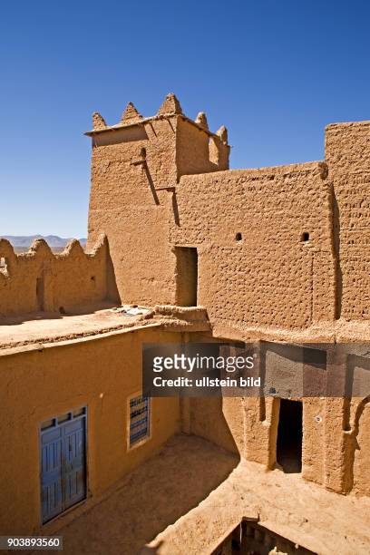 Nordafrika, MAR, Marokko, Wie Relikte aus längst vergangener Zeit erscheinen die Siedlungen der Berber mit ihren Wohntuermen, den so genannten...